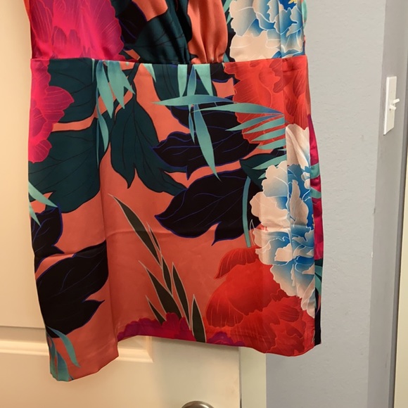 MARCIANO 100 💯 silk, extremely colorful, never worn, NWOT - Picture 3 of 6